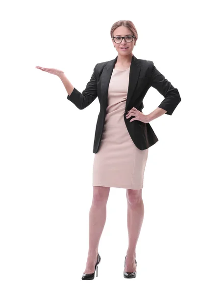 Donna d'affari che tiene spazio in bianco copia sul suo palmo aperto in piedi a tutta lunghezza — Foto Stock