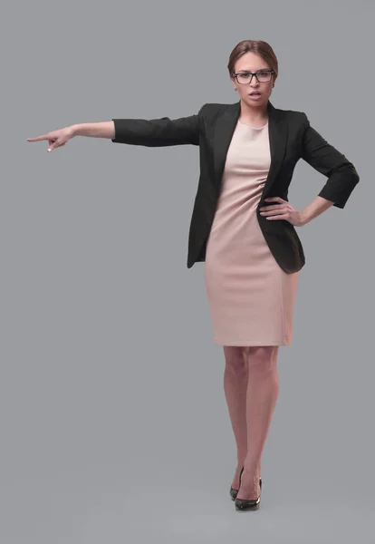 Full length . strict businesswoman pointing to the side — Stock Photo, Image