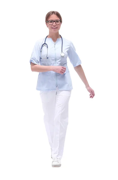 Médico amigável mulher dando um passo em frente. isolado em branco — Fotografia de Stock