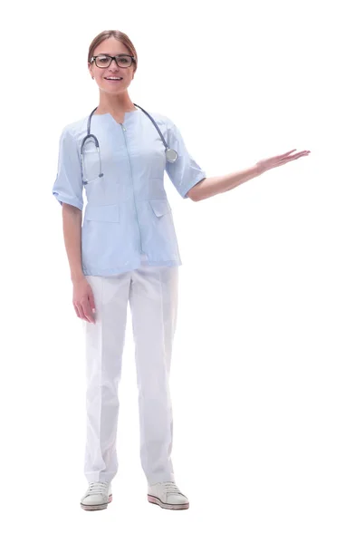 Médico mulher amigável olhando para o espaço de cópia. isolado em branco — Fotografia de Stock