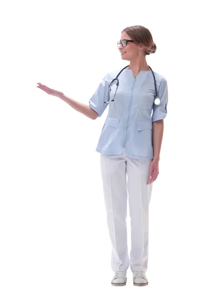 Médico mulher amigável olhando para o espaço de cópia. isolado em branco — Fotografia de Stock