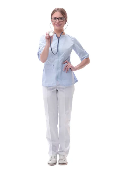 Médico es una mujer que usa su estetoscopio. aislado en blanco —  Fotos de Stock