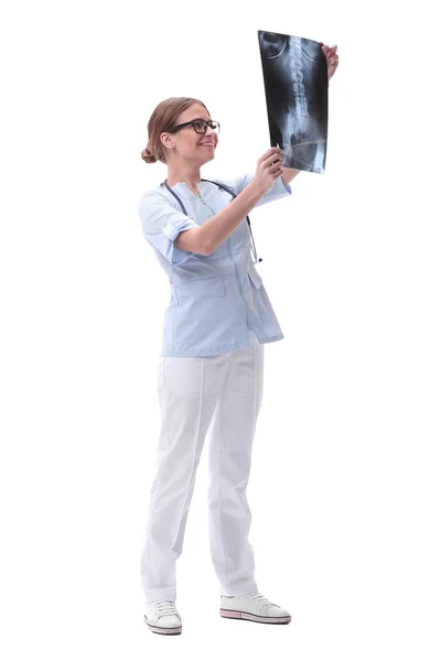 Жінка-лікар дивиться на рентген. ізольовані на білому — стокове фото