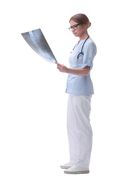 Femme médecin qui regarde la radiographie. isolé sur blanc — Photo