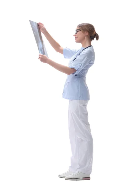 Жінка-лікар дивиться на рентген. ізольовані на білому — стокове фото