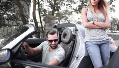 Genç çift birlikte seyahat