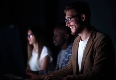 bilgisayar klavyede yazarak up.smiling işadamı kapatmak