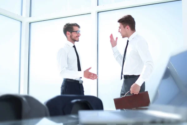 Zwei junge Geschäftsleute beim Händeschütteln — Stockfoto