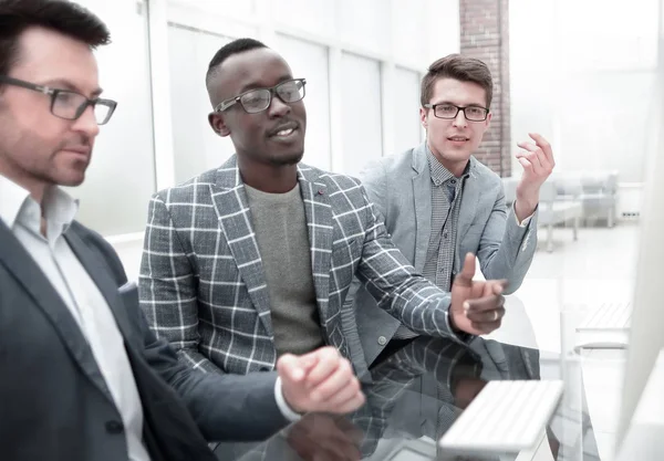 Grupo de empresarios casualmente vestidos discutiendo ideas en la oficina — Foto de Stock