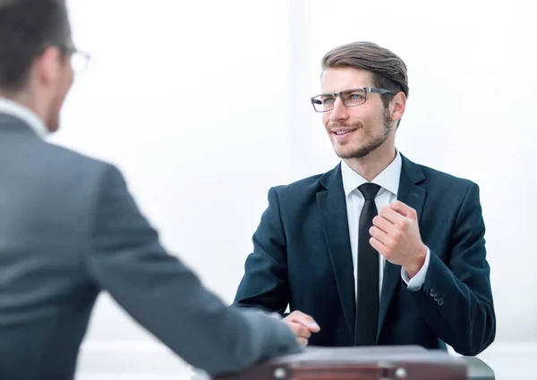 Dos hombres de negocios hablando sentados en un escritorio —  Fotos de Stock