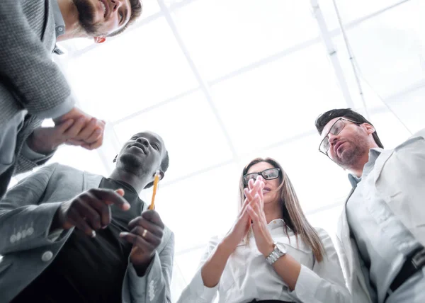 Mujer view.business inferior discute con el equipo de negocios nuevas ideas — Foto de Stock