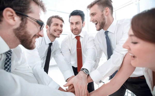 Equipe de negócios feliz conecta suas mãos juntas — Fotografia de Stock