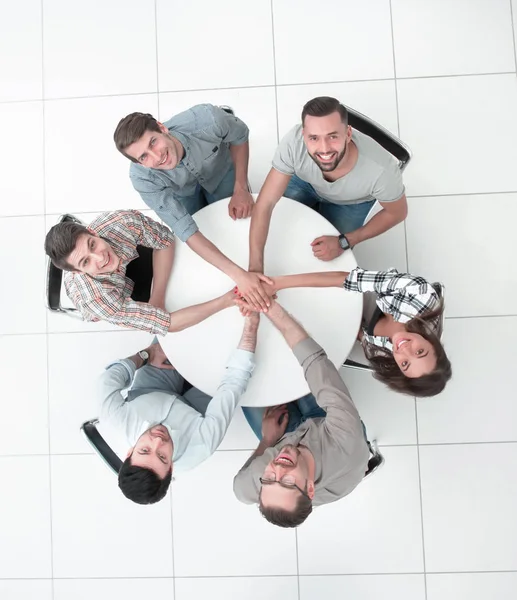 Top view.business colegas doblaron sus manos juntos — Foto de Stock