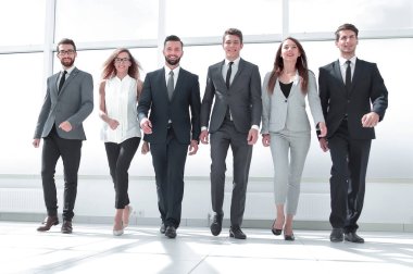 başarılı iş ofis lobisinde yürüyüş