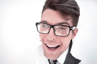 kendine güvenen işadamı ile bir beyaz kağıt duvar breaking