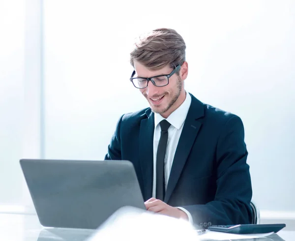 Hombre de negocios en traje en la oficina usando tableta — Foto de Stock