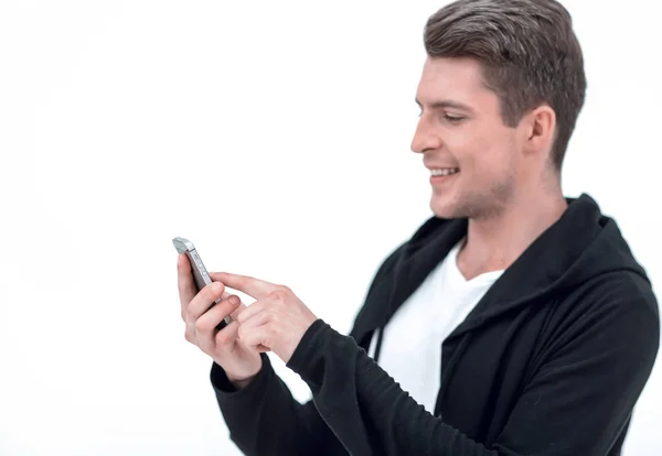 Erfolgreicher junger Mann tippt SMS auf Smartphone — Stockfoto