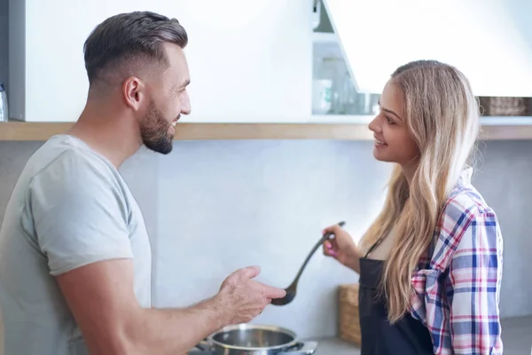 Giovane sta preparando la cena per la sua famiglia — Foto Stock