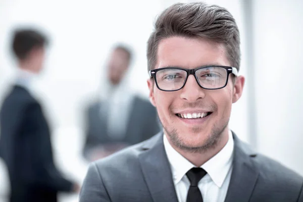 De cerca. la cara de un joven empresario en la oficina . — Foto de Stock