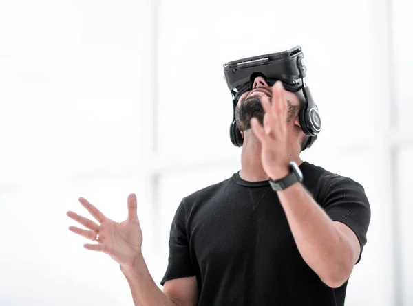 Portrait d'un gars étonné utilisant un casque de réalité virtuelle isolé — Photo