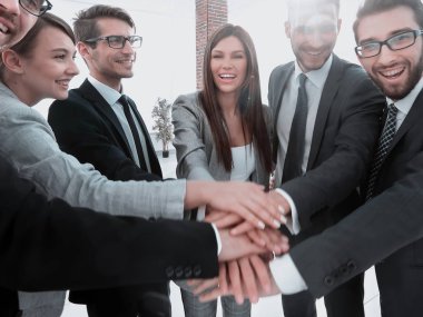 iş adamları grup ellerinden bir kule katlama