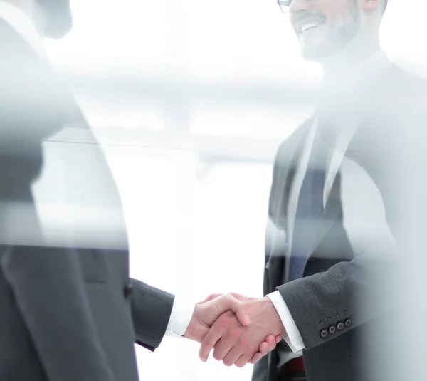 Handshake é parceiros de negócios sérios — Fotografia de Stock