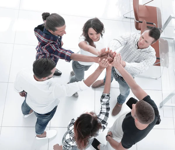 Vista desde el grupo.grupo creativo de jóvenes — Foto de Stock