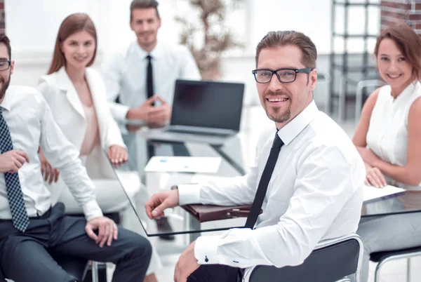 Босс и бизнес-команда сидят за рабочим столом — стоковое фото