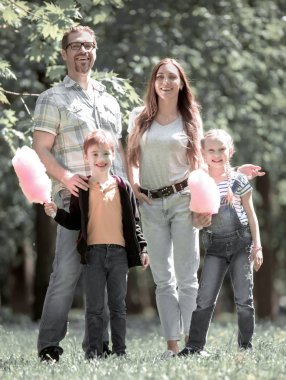 mutlu genç bir aile açık havada portresi.