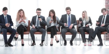 akıllı telefonlar ofiste kullanarak çalışanlar.