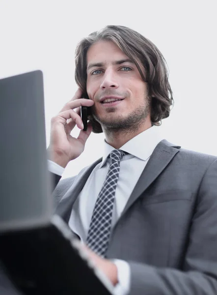 Primo piano. Uomo d'affari di successo che parla al telefono — Foto Stock