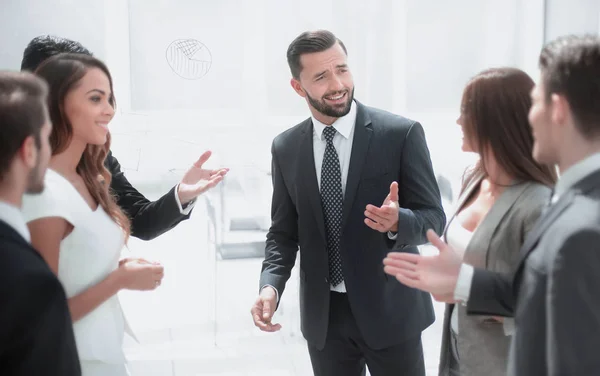 Aus nächster Nähe. Der Projektleiter spricht mit dem Business-Team — Stockfoto