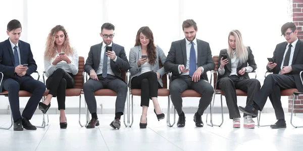 Anställda som använder smartphones i office. — Stockfoto