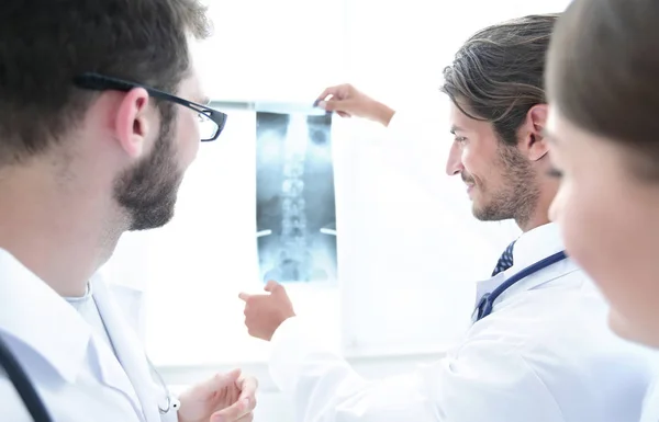 X-레이 보고서를 들고 행복 한 외과 의사의 초상화 — 스톡 사진