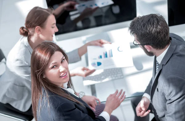 Top view.business groep zitten aan de balie — Stockfoto