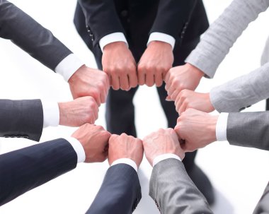 Yakın çekim. İş adamları bir el çemberi gösteriyor..