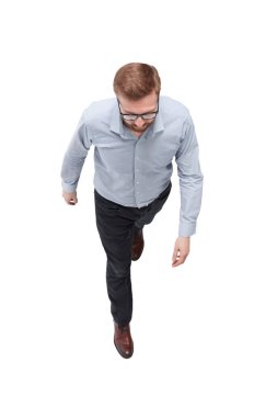 üst görünüm. damalı şapkalı genç bir adam öne çıkıyor.