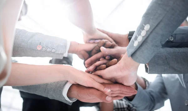 Primer plano de un colega de negocios con las manos apiladas — Foto de Stock