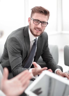 Kapat. Ofisteki işyerinde iş adamı..