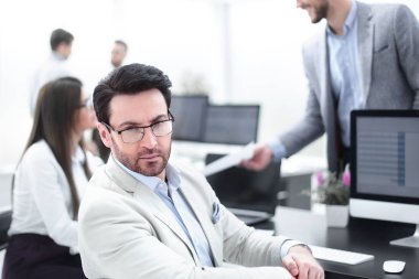 Ofis masasında oturan iş adamı.