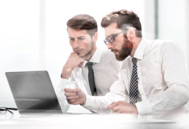 iki iş arkadaşları çevrimiçi bilgi tartışıyorlar