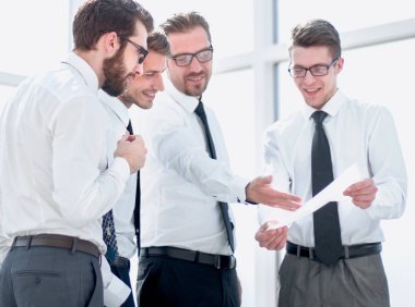 işadamı meslektaşlarına yeni sözleşmenin şartlarını anlatıyor.