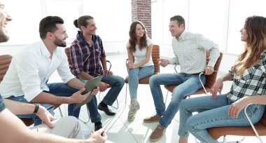 ofis lobisinde otururken yaratıcı ekibi