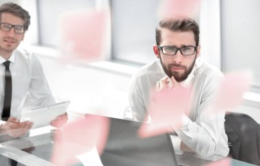 bir masada oturan iki düşünceli çalışanı.