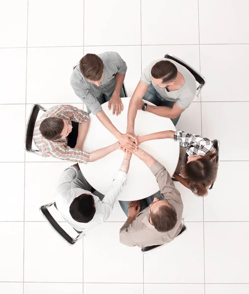 Top view.young business team faltete die Hände zusammen — Stockfoto