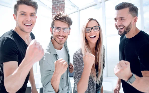 Equipe de negócios celebrando um bom trabalho no escritório — Fotografia de Stock