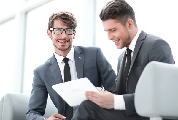 Dos personas de negocios elegantes sonrientes mirando algo en la tableta digital — Foto de Stock