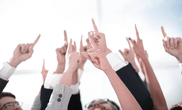 Grupp unga entreprenörer som pekar upp till en kopia av utrymmet — Stockfoto
