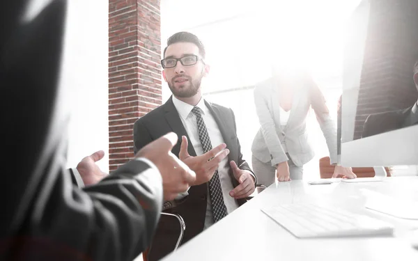 Affärskollegor sitter vid sitt skrivbord — Stockfoto