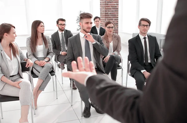 Vista posteriore.Business coach gesticolando la mano di fronte a un gruppo di persone . — Foto Stock